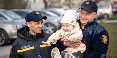 В Одесі рятувальники відвідали дворічну Кароліну: історія дівчинки зворушила Україну (фото)