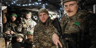 "Не відповідає вимогам": в ОП відхиляють петиції щодо зброї "Азову" (інфографіка)
