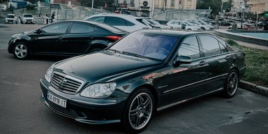 В Киеве заметили редкий заряженный седан Mercedes 2000-х на 500 сил (фото)