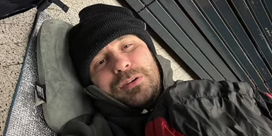 Бывший кокаиновый наркоман собрал 92 тысячи евро, пока спал посреди города (фото)