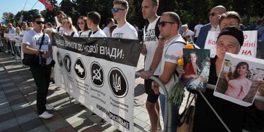 Найти убийцу дочери и "выключить российское". Что требовали активисты у новых депутатов