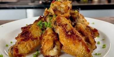 Пряные и немного острые: рецепт куриных крылышек и вкусного соуса