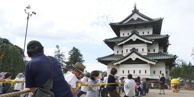 В Японии двигают целый замок: по метру в день (видео)