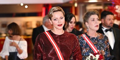 Княгиня Монако Шарлен вышла в свет в ослепительном красном платье
