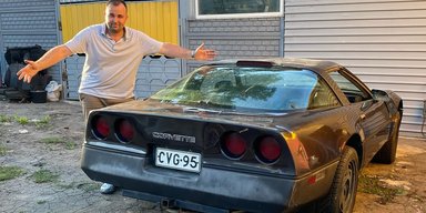 Легенда среди гаражей: в Украине в селе обнаружили заброшенный Chevrolet Corvette 80-х (видео)