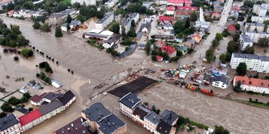 В Польше под воду после прорыва дамбы ушел город: Туск планирует объявить состояние стихийного бедствия (видео)