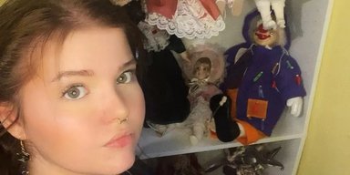 Екстрасенс, яка колекціонує одержимих ляльок, зазнала нападу однієї з них (фото)