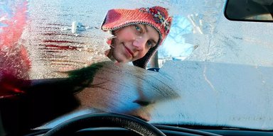 Водіїв здивував простий лайфхак із розморожування лобового скла авто (відео)