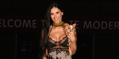 61-річна Демі Мур продемонструвала стильне вбрання на показі Gucci (фото)