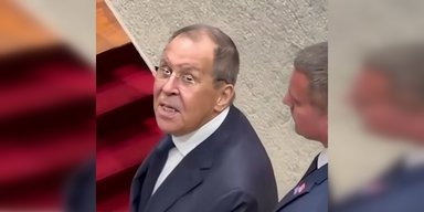 Говорил о прическе: Лавров необычно отреагировал на вопрос о войне в Украине (видео)