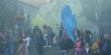 В сине-желтом дыму. Как прошел Марш УПА в Киеве