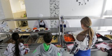 В Україні всі учні початкових класів харчуватимуться у школах безоплатно: уряд виділив кошти