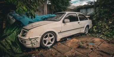 Знаменитий спортивний Ford за $100 000 іржавіє покинутим у дворі будинку (відео)