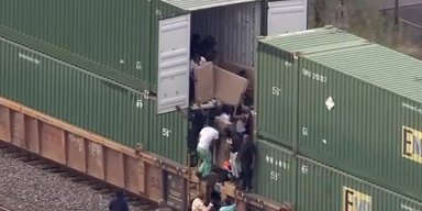 "Дикий Запад": в США толпа людей ограбила поезд, пока тот стоял на перекрестке (видео)