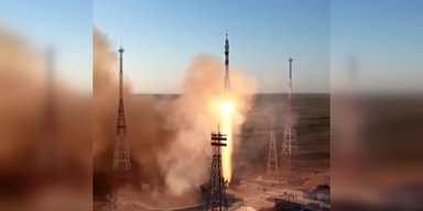 С космодрома Байконур запустили двух россиян в космос: старт ракеты "Союз-2.1а" (видео)