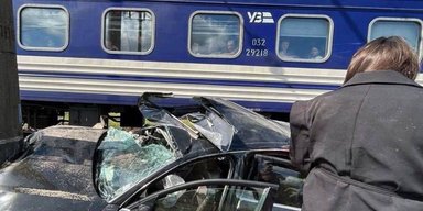 Великоднє диво: на Закарпатті поїзд врізався в авто, у людей лише синці та подряпини (фото)
