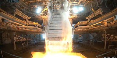 NASA провело испытание нового двигателя самой мощной в мире ракеты для полетов на Луну (видео)