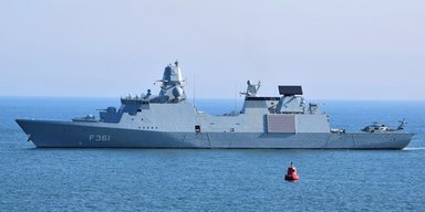 Датский фрегат "Iver Huitfeldt" в Красном море чуть не ушел на дно: в Минобороны негодуют (видео)