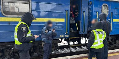 Создавали искусственный дефицит билетов на поезда: на УЗ разоблачили масштабную коррупционную схему (видео)