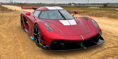 Майстри перетворили стару Toyota 90-х на яскравий суперкар (відео)