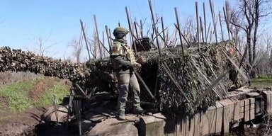 "Як м'ясо на шампур": в РФ показали танк-їжак Т-72 із "суперзахистом" від дронів ЗСУ (відео)