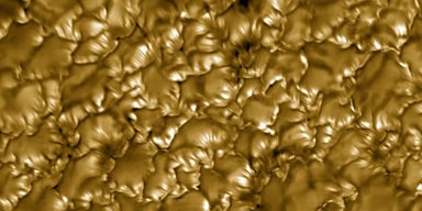 Магнитные занавески: астрономы впервые увидели полосы размером с город на Солнце (фото)