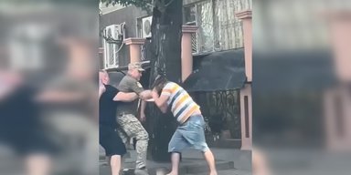 Репетувала та виривалась: у Одесі сталась штовханина за участю жінки та ТЦК, — соцмережі (відео)