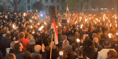 Требуют отставки Орбана: в Будапеште тысячи людей вышли на протест (видео)