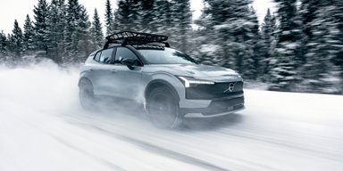 На ринок виходять нові електрифіковані кросовери Volvo потужністю понад 400 сил (фото)