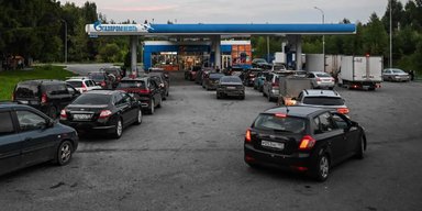 Бензинова криза дісталася до Москви: у РФ знову шикуються черги на заправках (відео)