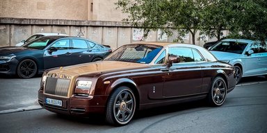 Один из 500: в Киеве заметили эксклюзивный Rolls-Royce 2000-х (фото)