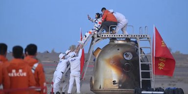 Застряли в космосе: китайские астронавты вернулись на Землю после рекордной миссии (видео)