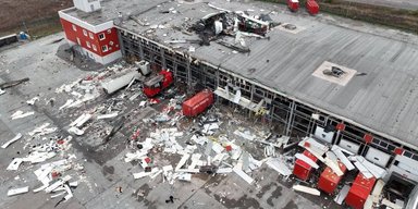 Дві ракети ЗРС С-300: з'явилися кадри атаки РФ по терміналу "Нової пошти" під Харковом (фото, відео)
