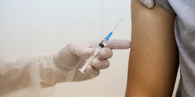 Маленькое препятствие для большой вакцинации. Где Украине взять 100 миллионов шприцев