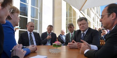 Без зрады и перемоги. Почему Порошенко, Меркель и Олланд по-разному видят итоги встречи в Париже