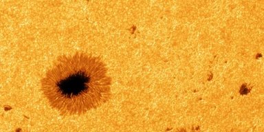 Ученые впервые получили фотографии взрывных пятен на Солнце с разрешением 8К (фото)