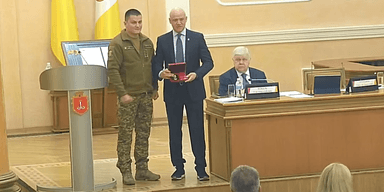 Мер Одеси Труханов отримав медаль від Нацгвардії: за що нагородили (відео)
