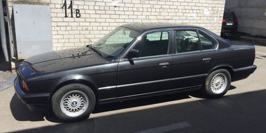 В Украине обнаружили заброшенным культовый BMW 90-х с малым пробегом (фото)