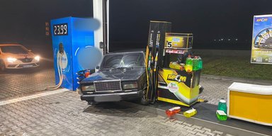 На Закарпатье пьяный водитель влетел в бензоколонку и сразу пошел купить себе еще алкоголя (фото)