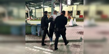 Склався вдвоє: ДПСУ затримала ухилянта, якого ледь знайшли під сидінням буса (відео)