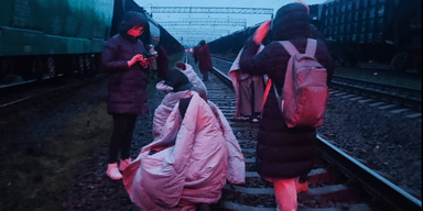 "Так виглядає пекло": журналістка показала евакуацію пасажирів потяга під час атаки "Шахедів" (фото)