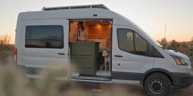 Ford Transit перетворили на затишний дім на колесах за $9000 (відео)