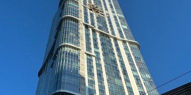 Стая БпЛА атаковала аэродром "Энгельс" в РФ: один из дронов влетел в многоэтажку (видео)