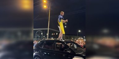 Как отмечали День флага: от праздника с бассейном и "кричалками" в Харькове до 3D-трезубца (видео)