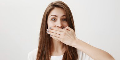 Неприятный запах изо рта: 7 домашних средств, которые могут помочь