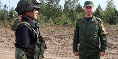 У мережі спливло відео стосунків полковника армії Білорусі з чоловіком: журналісти вказують на строковика РФ