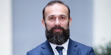 Адвокат Артур Емельянов заявил о незаконном задержании для вручения подозрения в "заказных обвинениях", — СМИ