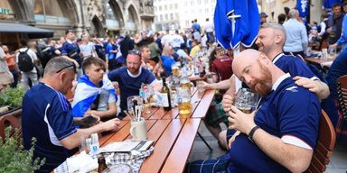 Випили все пиво й веселяться: як вболівальники Шотландії готуються до гри з Німеччиною (фото)