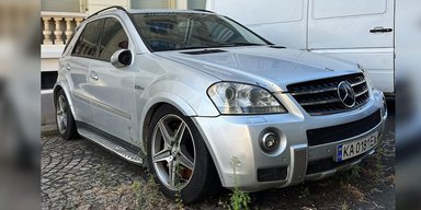 Не ездил год: в Париже обнаружили заброшенным редкий заряженный Mercedes из Украины (фото)