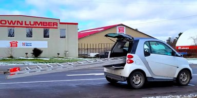 Водитель Smart пытался перевезти шестиметровую стремянку: чем все закончилось (фото)